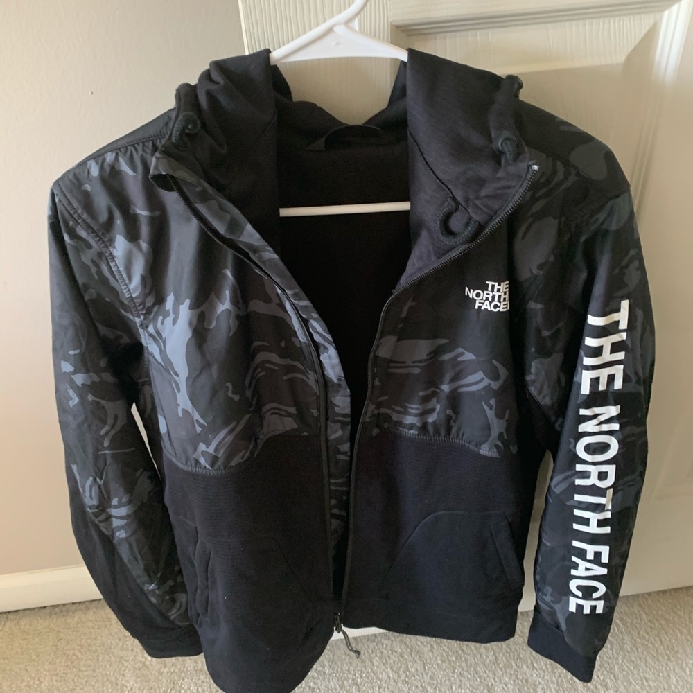 THE NORTH FACE Camo Windbreaker
